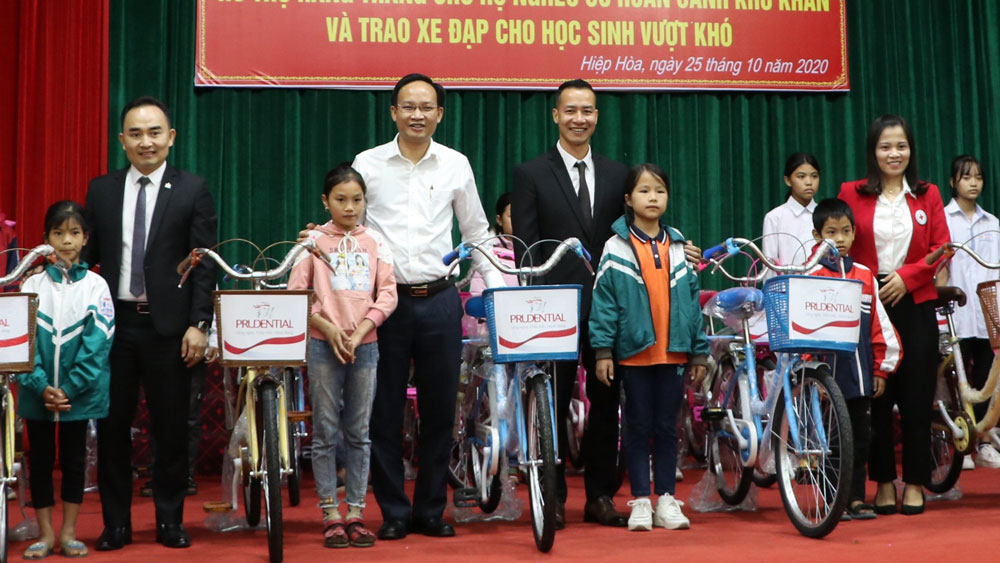Trưởng Ban Dân vận Tỉnh ủy Phạm Văn Thịnh tặng quà hộ nghèo và học sinh huyện Hiệp Hòa