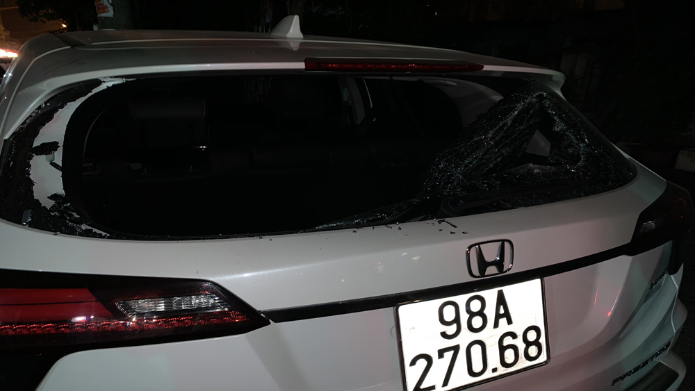 Bắc Giang: Đập vỡ kính xe ô tô vì đỗ chắn cửa nhà