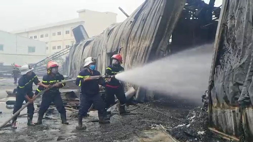 Bắc Giang: Hỏa hoạn lớn tại công ty sản xuất nhựa chống cháy, một công nhân bị thương