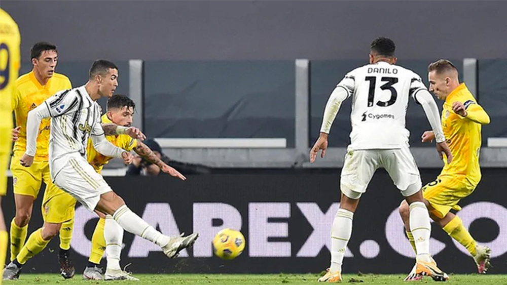 Ronaldo đưa Juventus lên nhì bảng Serie A
