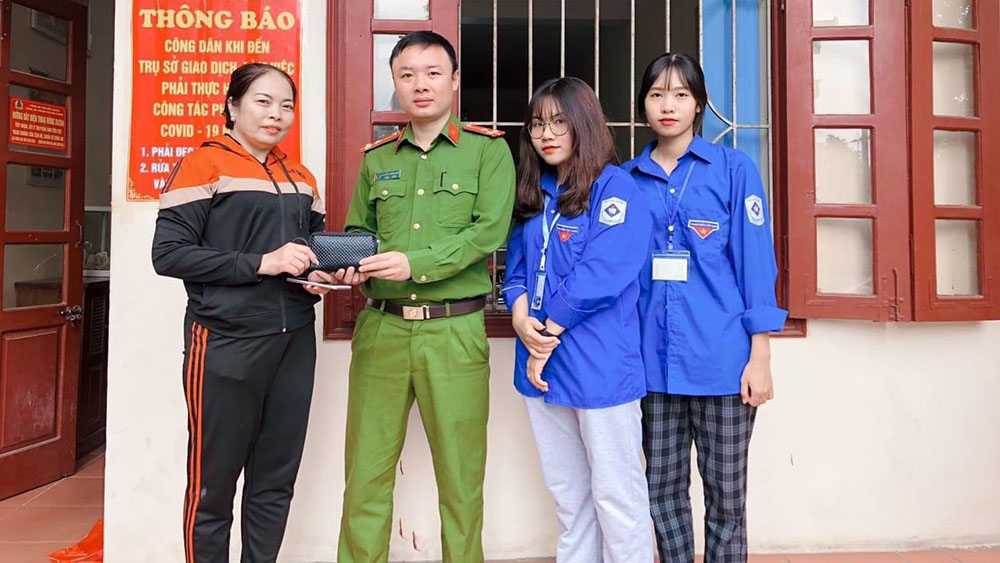 Hai học sinh Trường THPT Thái Thuận nhặt được của rơi trả người đánh mất