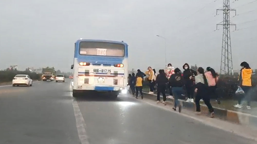 Đón trả khách trên cao tốc Hà Nội - Bắc Giang: Hiểm nguy rình rập