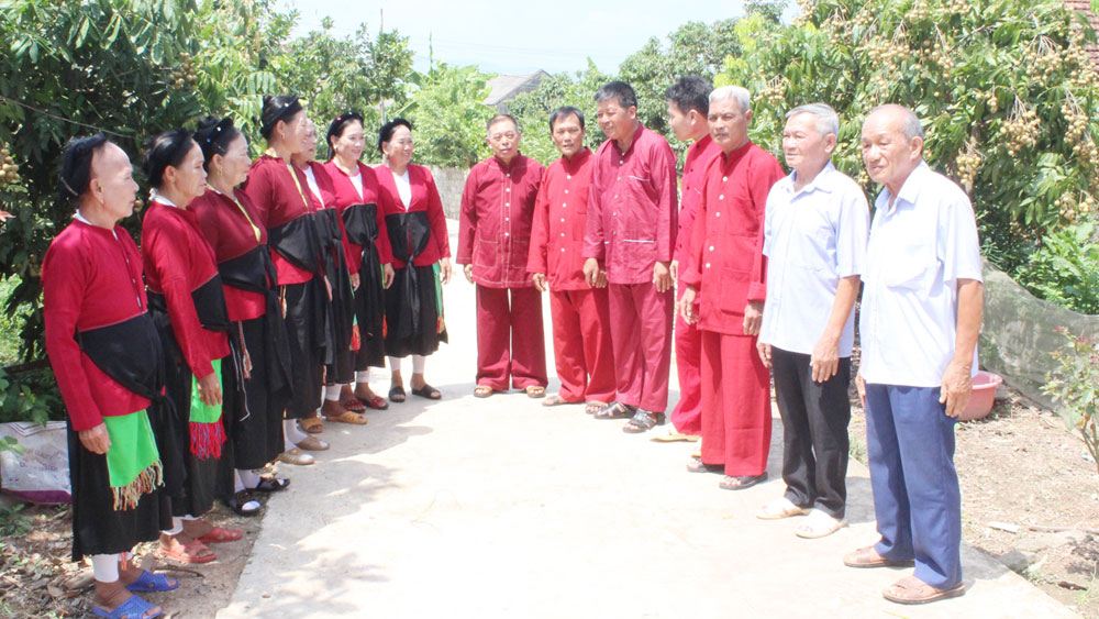 Meritorious artisan Tran Van Ba  passes down soong co songs