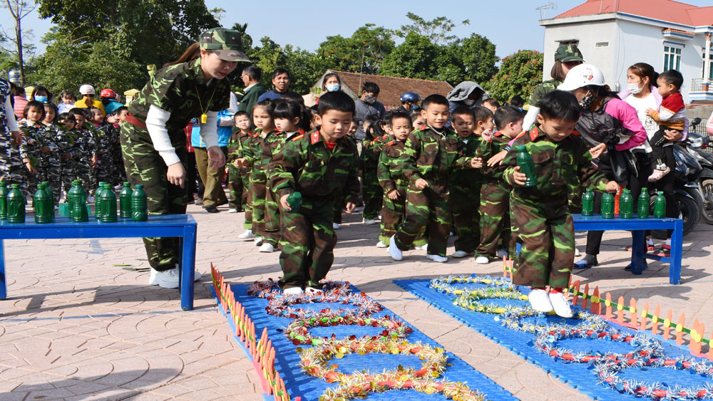 Học sinh Trường Mầm non Việt Lập trải nghiệm làm chiến sĩ