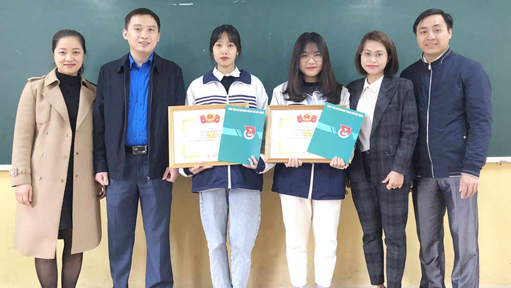 Thành đoàn Bắc Giang: Khen thưởng 6 thanh thiếu niên nhặt được của rơi trả lại người mất