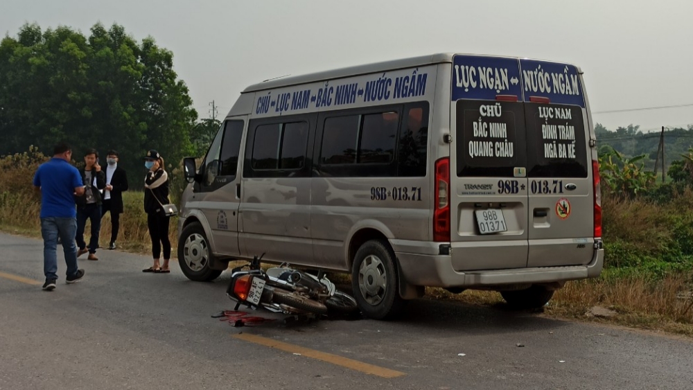 Bắc Giang: Bị văng vào ô tô khách sau khi va chạm với xe bồn khiến người đi xe máy trọng thương