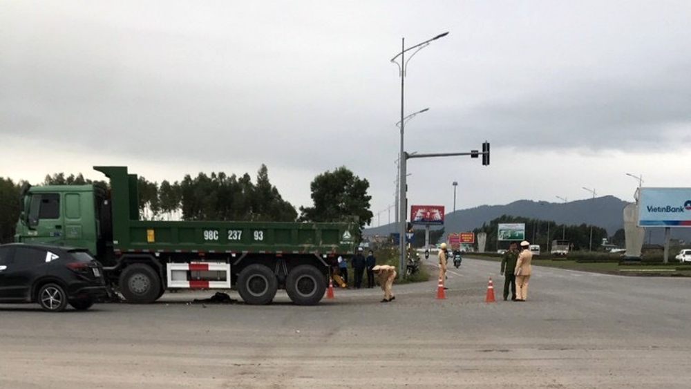 Bắc Giang: Xe tải va chạm với xe máy, một học sinh lớp 9 tử vong