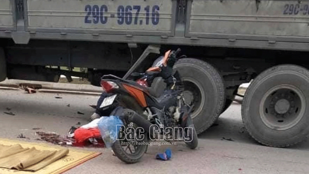 Bắc Giang: Hai xe ngược chiều va chạm, một người tử vong