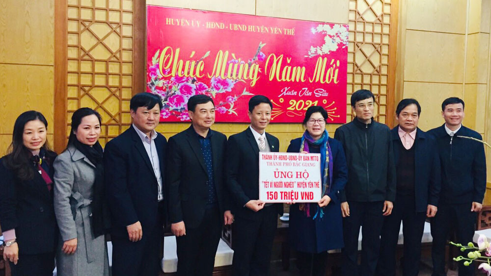 TP Bắc Giang tặng quà Tết cho người nghèo huyện Yên Thế