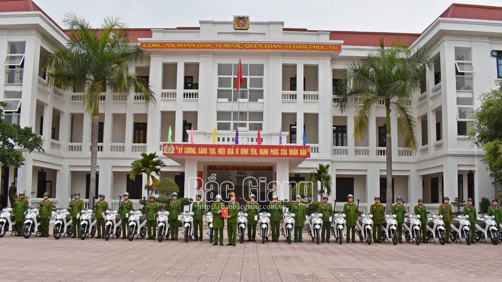 Công an Tân Yên bàn giao 22 xe mô tô cho công an các xã, thị trấn