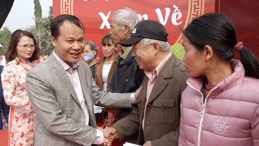 Phó Chủ tịch Thường trực UBND tỉnh Mai Sơn tặng 200 suất quà Tết cho hộ nghèo huyện Hiệp Hòa
