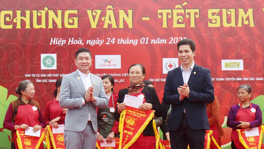 Tiêu thụ hàng nghìn chiếc bánh chưng trong Ngày hội "Bánh chưng Vân - Tết sum vầy"