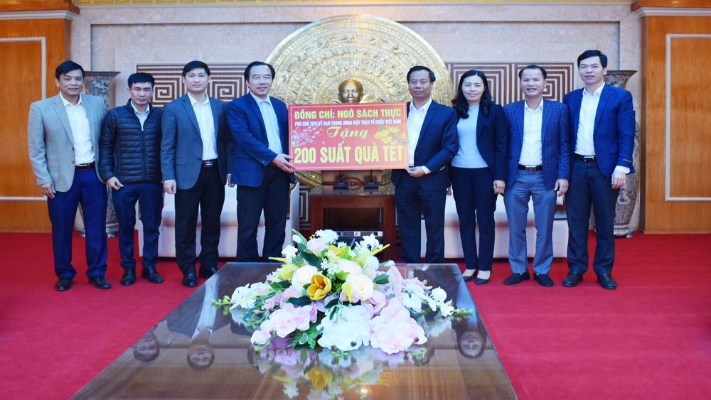 Phó Chủ tịch Ủy ban Trung ương MTTQ Việt Nam Ngô Sách Thực tặng quà Tết cho người nghèo