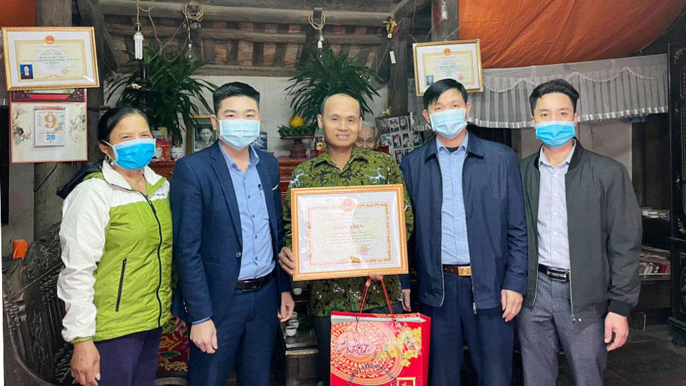 Chủ tịch UBND TP Bắc Giang khen thưởng người nhặt phế liệu trả lại sổ đỏ và tiền trong túi rác