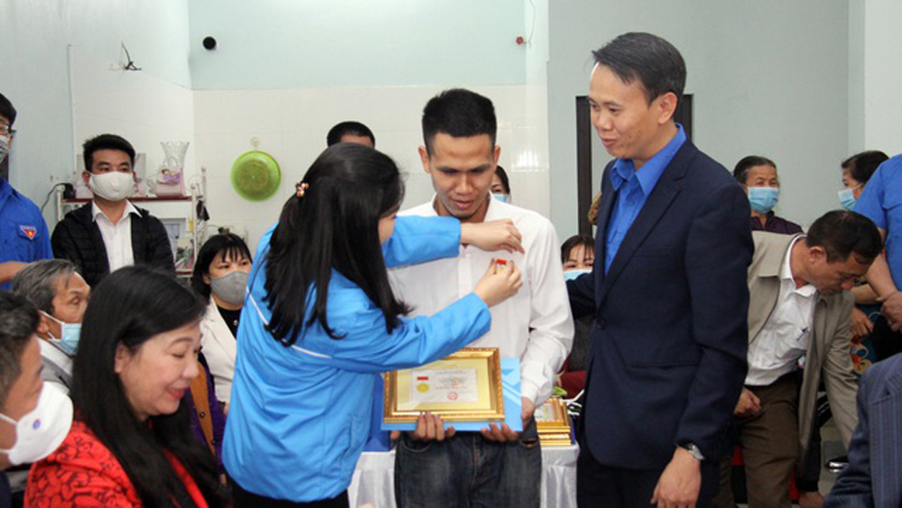 Anh Nguyễn Ngọc Mạnh được trao Huy hiệu "Tuổi trẻ dũng cảm"