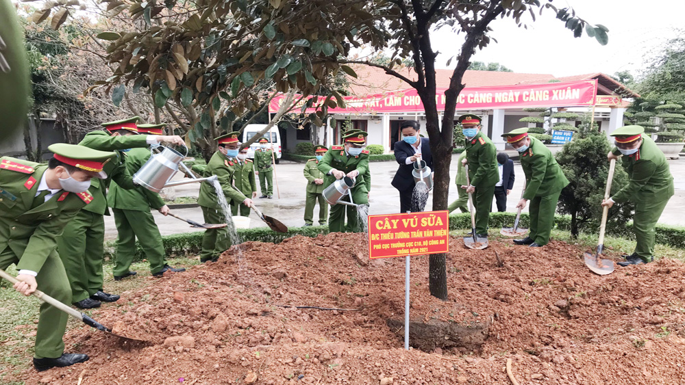 Thiếu tướng Trần Văn Thiện phát động trồng cây tại Trại giam Ngọc Lý