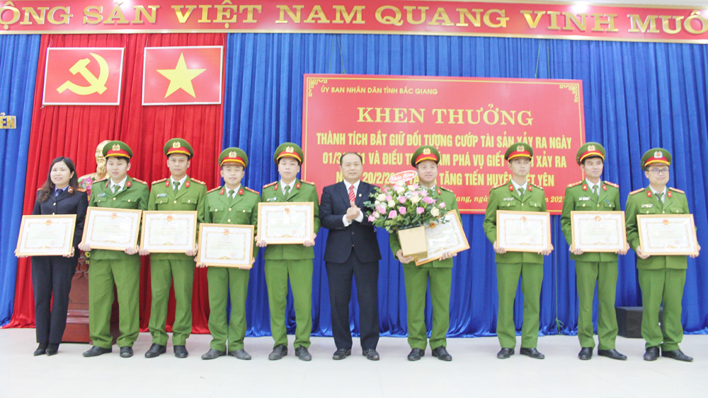 Chủ tịch UBND huyện Việt Yên trao thưởng cho tập thể, cá nhân khám phá vụ án giết người