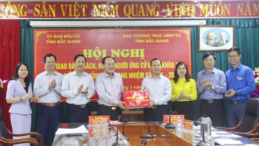 Bàn giao hồ sơ người ứng cử ĐBQH khóa XV và đại biểu HĐND tỉnh nhiệm kỳ 2021- 2026