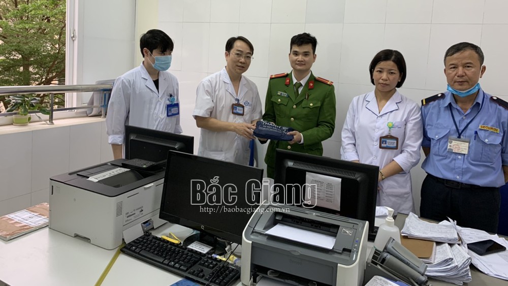 Một điều dưỡng Bệnh viện Ung bướu Bắc Giang tìm trả túi đồ nghi có 5 cây vàng