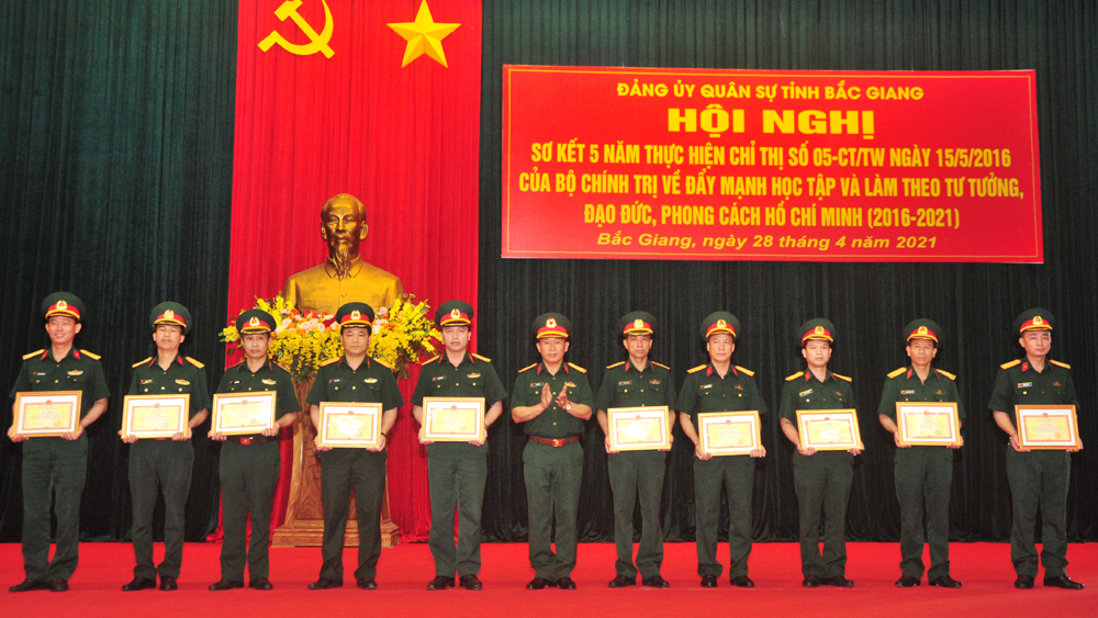 Đảng ủy Quân sự tỉnh: Khen thưởng 20 tập thể, cá nhân có thành tích trong học tập, làm theo Bác