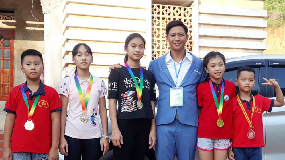 Bắc Giang: Thầy giáo làng xây bể,  dạy bơi cho trẻ