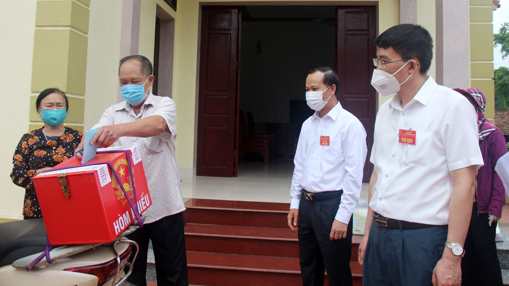 Phó Chủ tịch Thường trực UBND tỉnh Mai Sơn kiểm tra công tác bầu cử tại huyện Yên Dũng