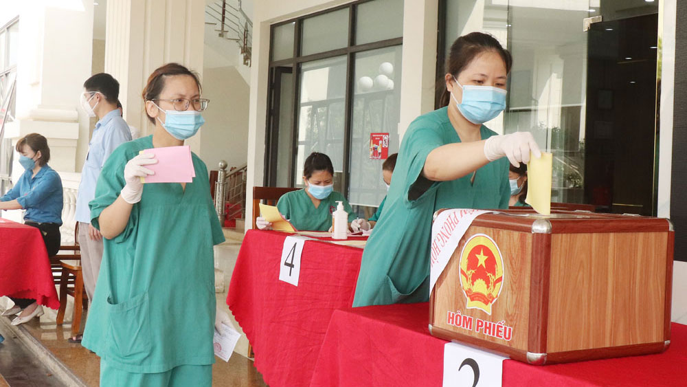 Tình nguyện viên đi bầu cử ở Bắc Giang: Ngày hội của trách nhiệm, tình đoàn kết, sẻ chia