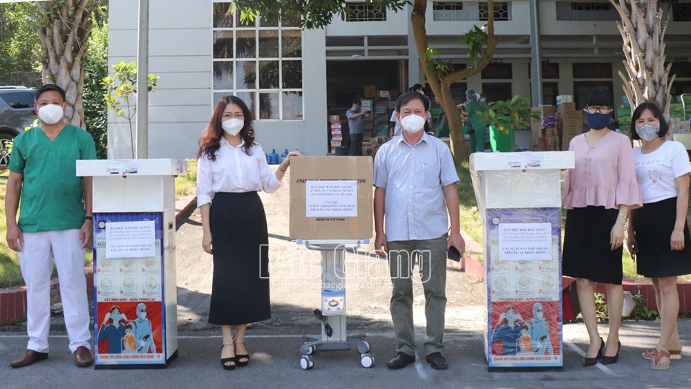 Báo Bắc Giang trao vật tư y tế hỗ trợ phòng, chống dịch tại một số bệnh viện
