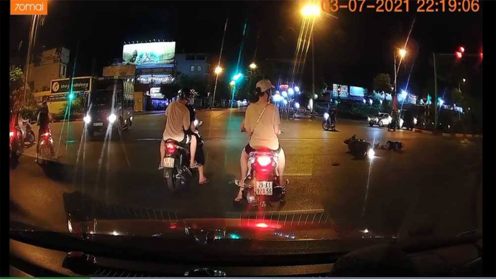 Vượt đèn đỏ, ô tô tông văng người đi xe máy rồi bỏ chạy