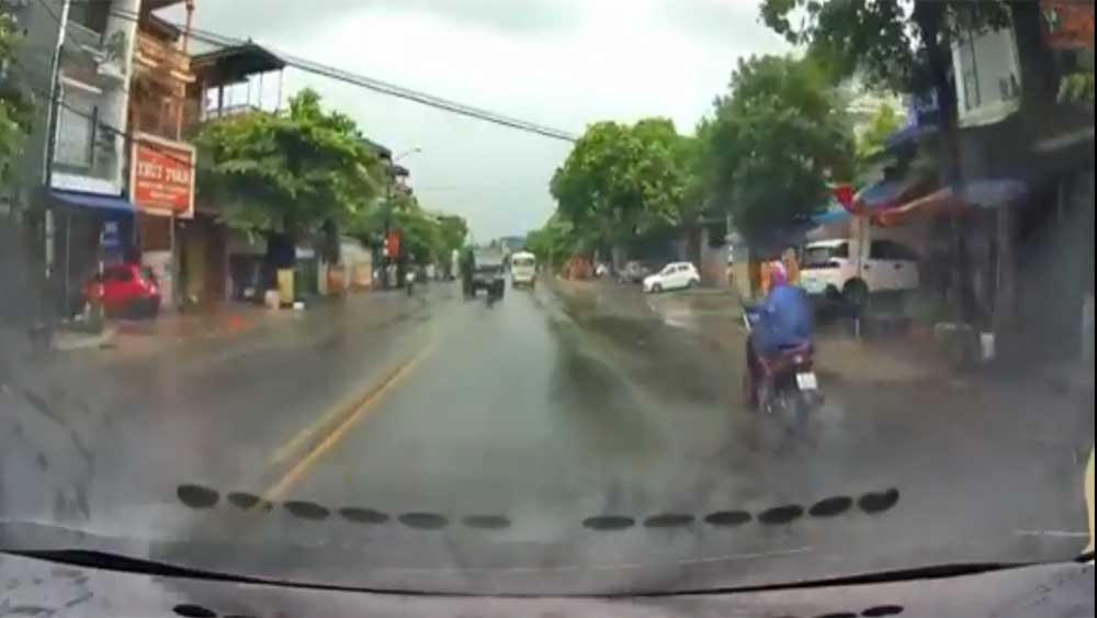 Video: Nghe điện thoại khi lái xe máy, người đàn ông suýt phải trả giá đắt