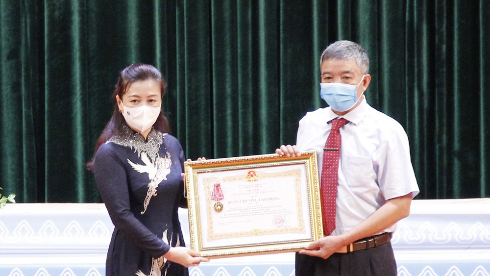 Bắc Giang: Vinh danh, khen thưởng giáo viên, học sinh có thành tích xuất sắc