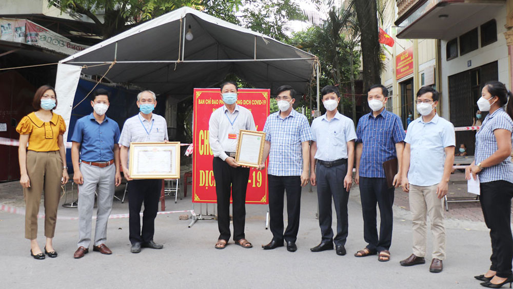 Chủ tịch UBND tỉnh tặng Bằng khen cho Tổ Covid cộng đồng số 1, phường Hoàng Văn Thụ
