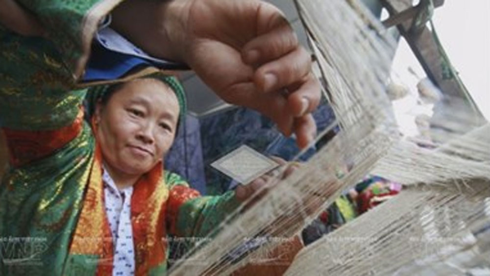 Linen weaving by Hmong ethnics in Dong Van
