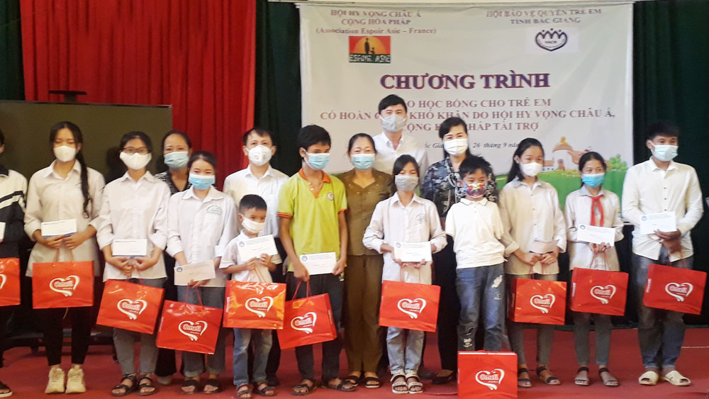 Trao học bổng "Chắp cánh ước mơ" cho trẻ em hoàn cảnh khó khăn tại Bắc Giang
