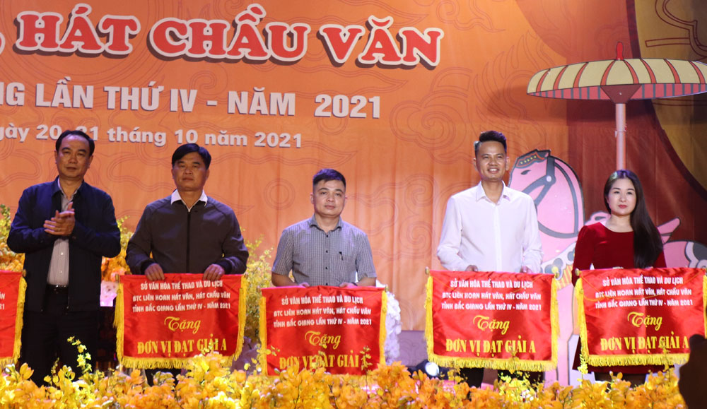 40 prizes awarded to outstanding performaces at Bac Giang Van and Chau Van Singing Festival 2021