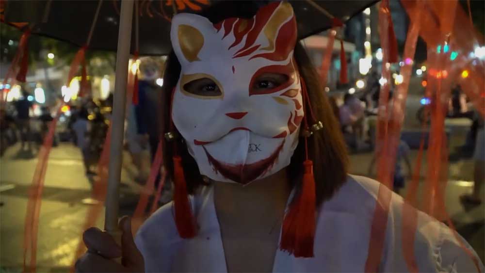 Người dân TP Hồ Chí Minh hóa trang xuống phố đi bộ đêm Halloween