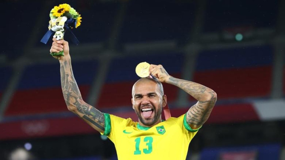 Dani Alves được ngợi ca khi trở lại Barca