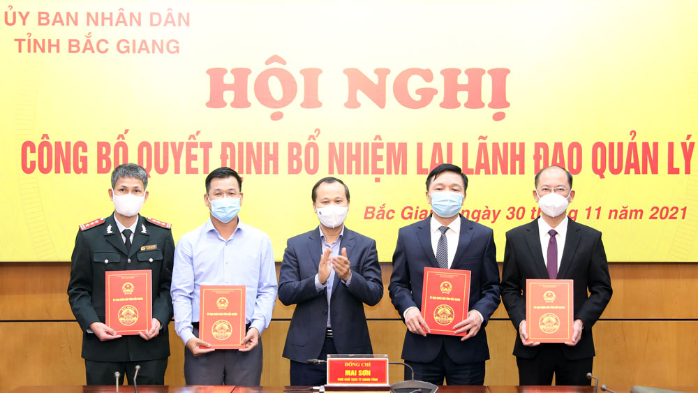 Bắc Giang: Trao các quyết định bổ nhiệm lại cán bộ lãnh đạo quản lý