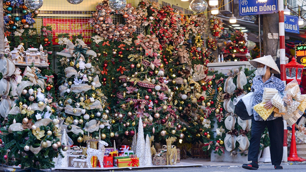 Không khí Noel sớm trên con phố "thủ phủ lễ hội" của Thủ đô