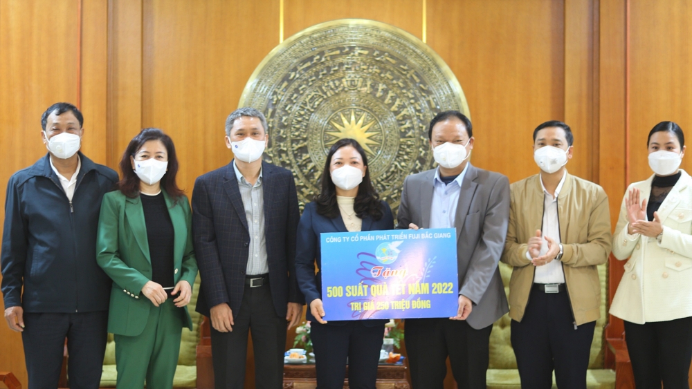 Phó Bí thư Thường trực Tỉnh uỷ Lê Thị Thu Hồng thăm, tặng quà tại huyện Lục Ngạn