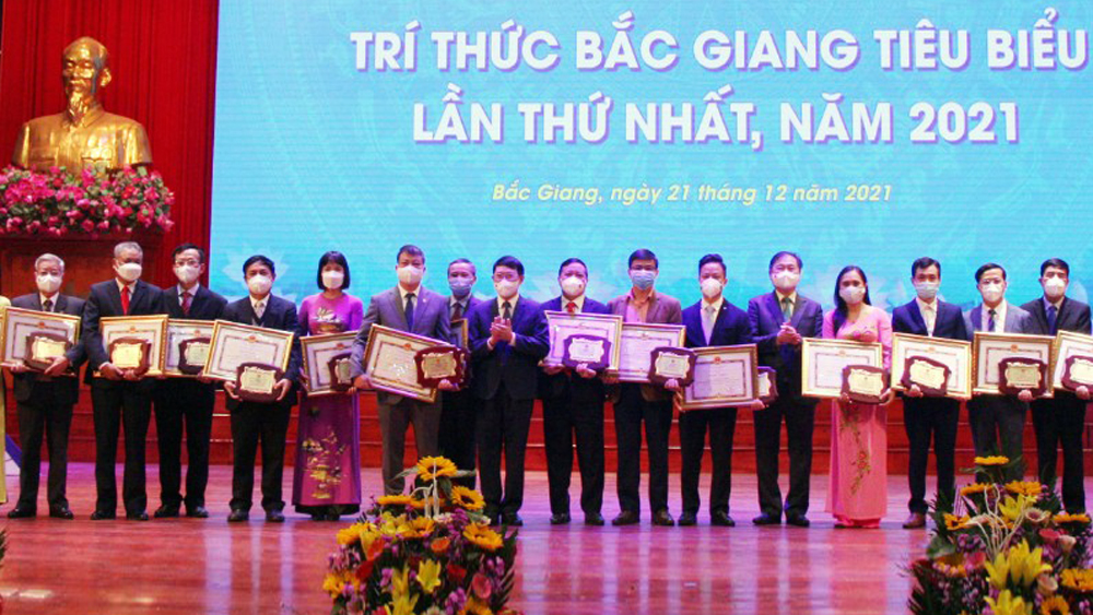 Đẹp thêm hình ảnh trí thức tiêu biểu