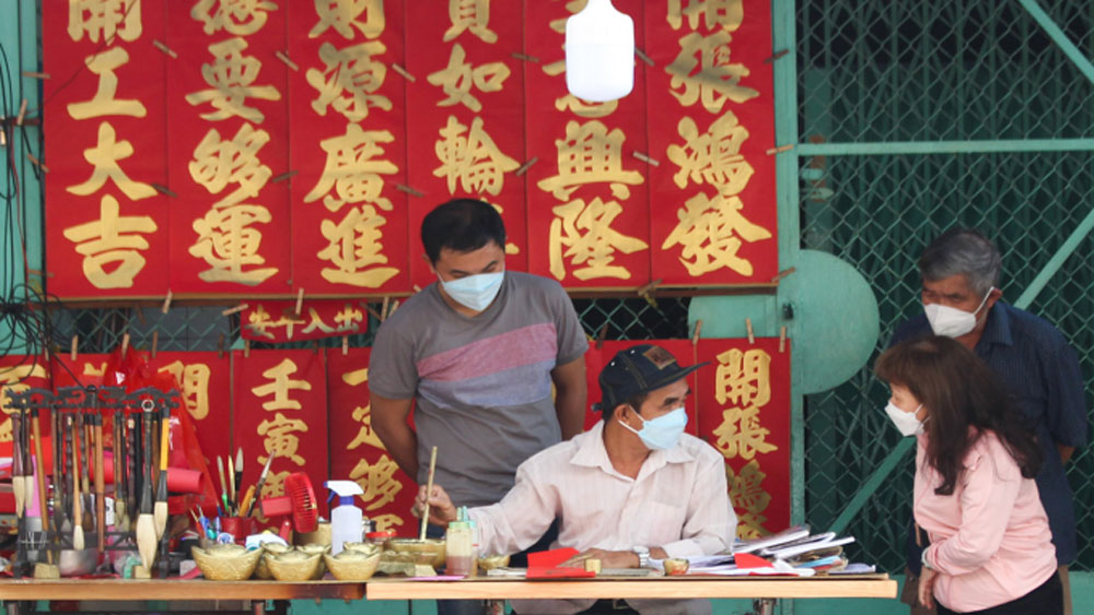 Meet Saigonese man who has been making Tet calligraphy for half a century