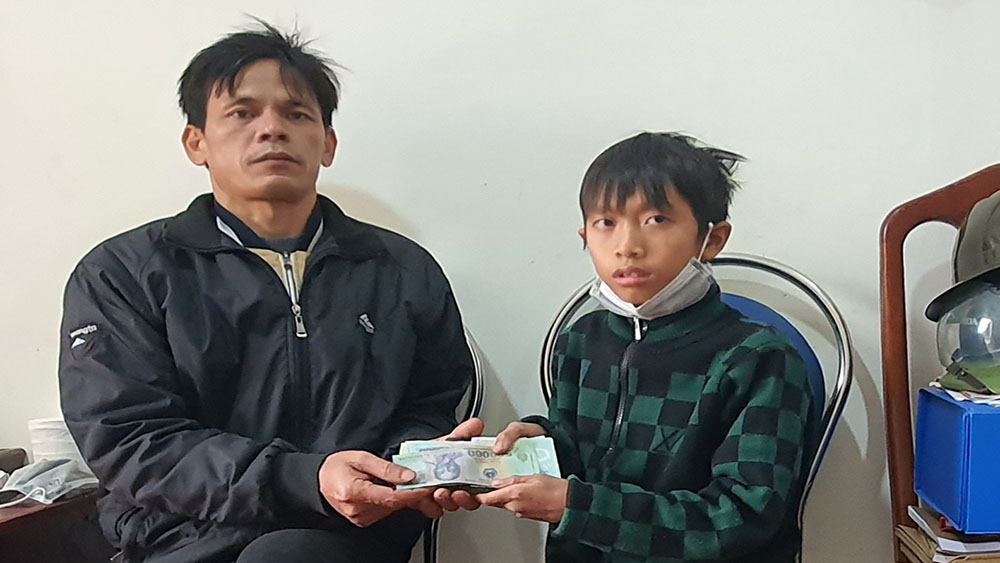Lục Nam (Bắc Giang): Biểu dương học sinh lớp 6 nhặt được của rơi, trả lại người đánh mất
