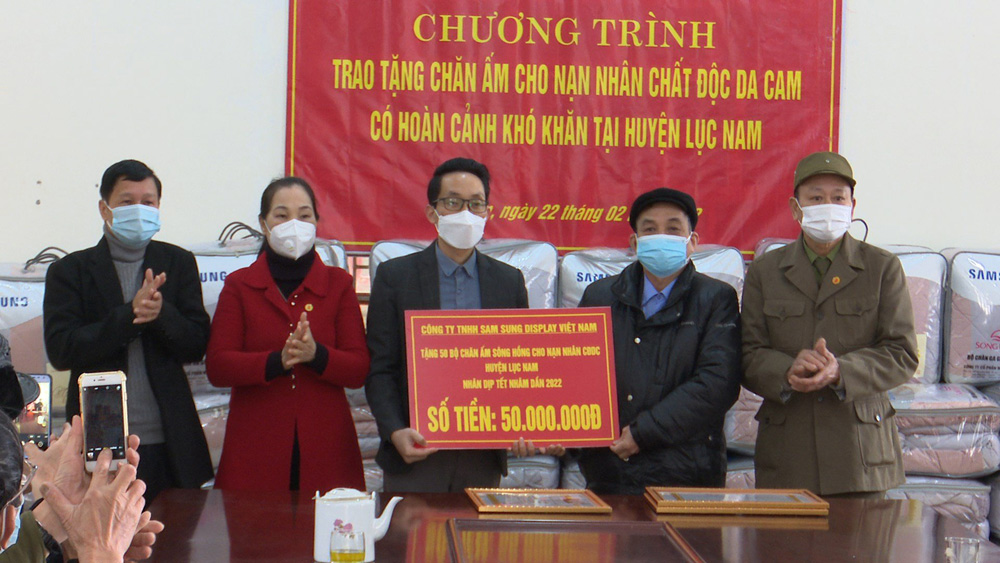 Lục Nam: Trao tặng 50 bộ chăn ấm cho nạn nhân chất độc da cam