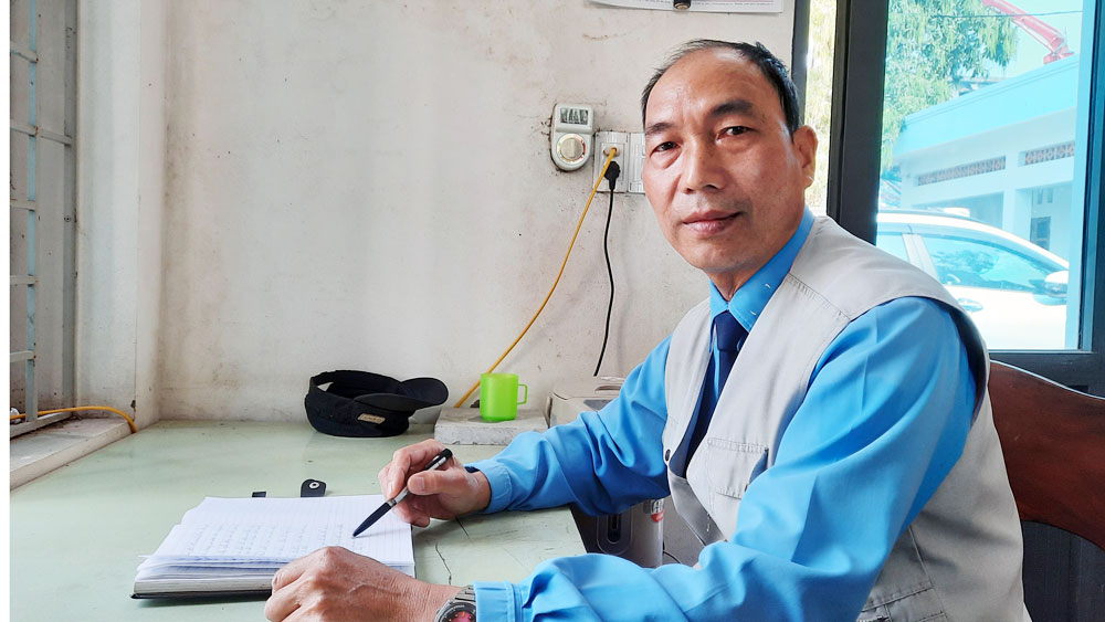 Việt Yên: Khen thưởng nhân viên bảo vệ UBND huyện cứu sống hai em nhỏ