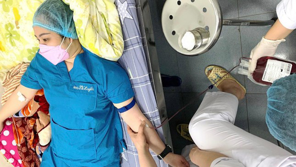 Khen thưởng 3 nhân viên y tế BV Sản-Nhi Bắc Giang hiến máu cứu sản phụ nguy kịch