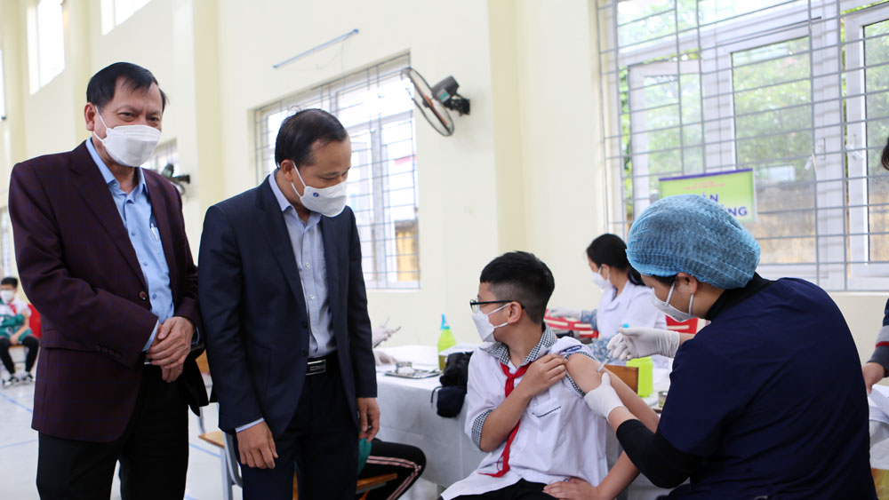 Phó Chủ tịch Thường trực UBND tỉnh Mai Sơn động viên học sinh tại điểm tiêm vắc - xin phòng dịch Covid-19