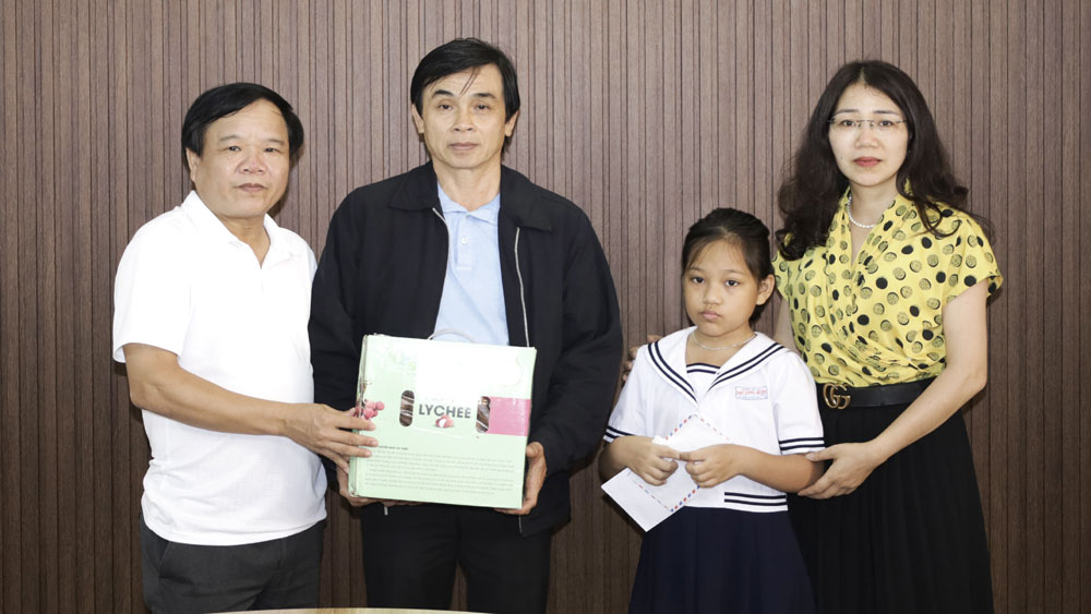Báo Bắc Giang trao tặng gần 20 triệu đồng cho hai cháu mồ côi cha mẹ