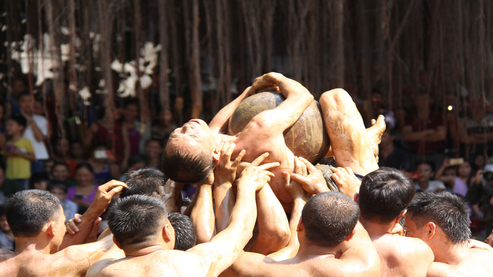 Unique mud ball wrestling festival in Van village