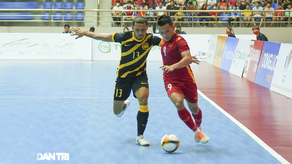 Futsal Việt Nam dễ dàng đánh bại Malaysia 7-1 để lên ngôi đầu bảng